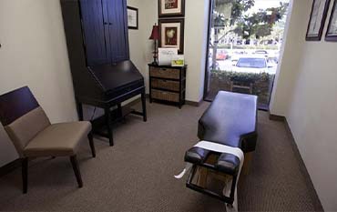 treatment room at DiSiena & Irvine Chiropractic, Brain Wellness, and Nutrition in Irvine